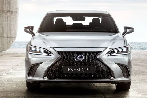 Lexus ES 300h Executive Line 2018 view 3