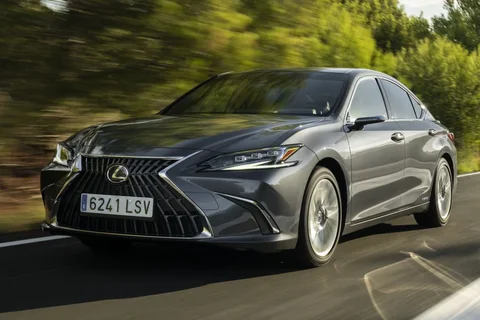 Lexus ES 300h President Line 2021 view 2