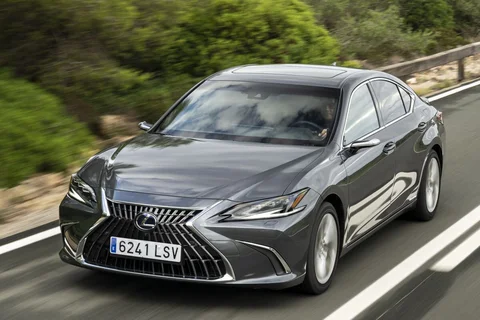 Lexus ES 300h President Line 2021 view 3