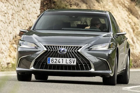 Lexus ES 300h President Line 2021 view 4
