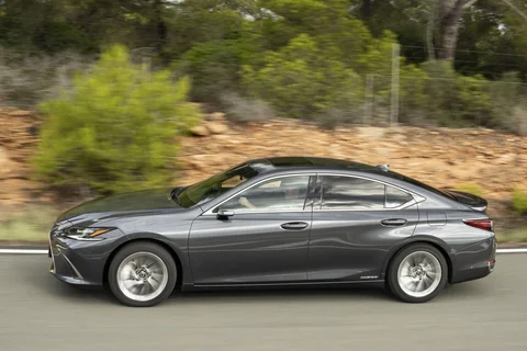 Lexus ES 300h President Line 2021 view 10