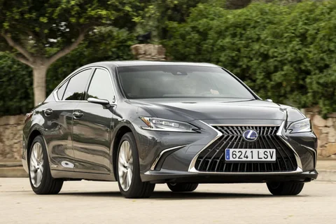 Lexus ES 300h President Line 2021 view 11
