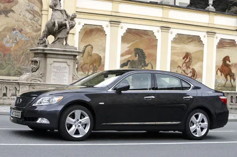Lexus LS 600h President 2007 view 6