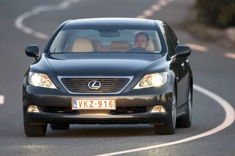 Lexus LS 600h President 2007 view 11