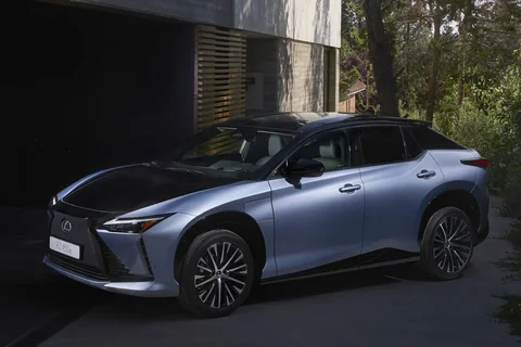 Lexus RZ 450e Executive Line 2023 view 4