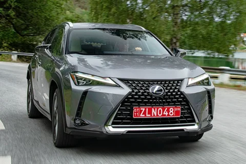 Lexus UX 300h Ultimate Edition 2026 view 3