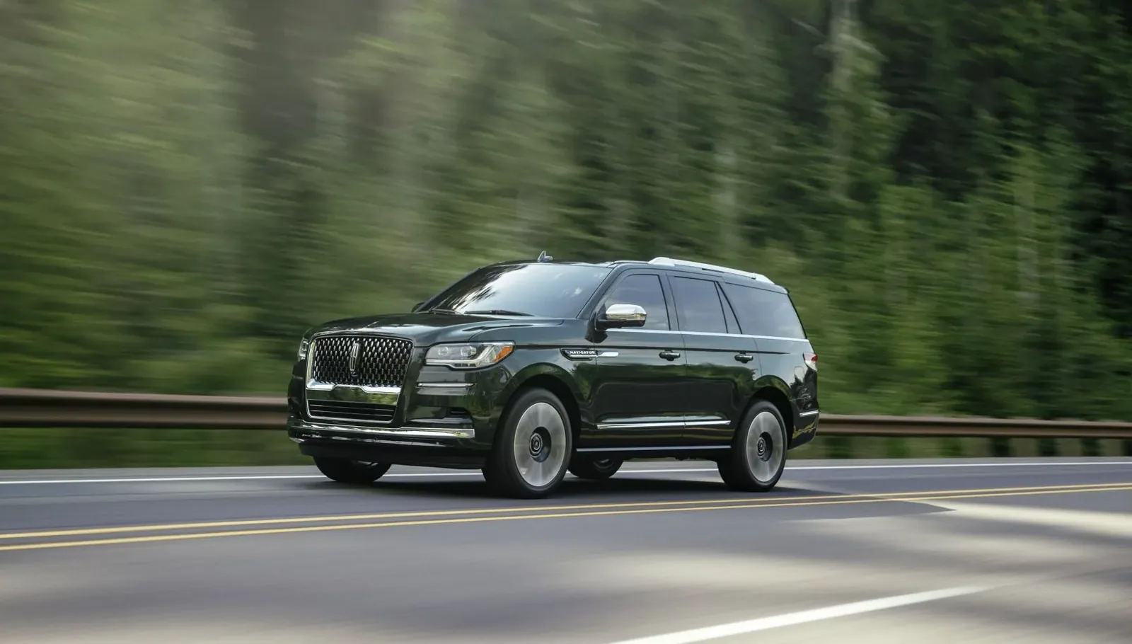 Lincoln Navigator 4WD 3.5L 2023 suv front view