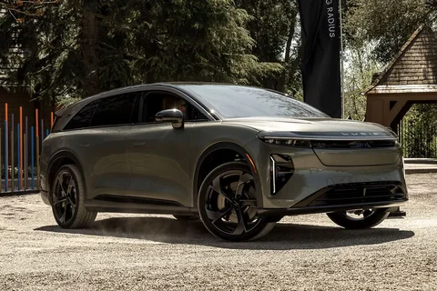 Lucid Gravity Grand Touring 2025 view 3