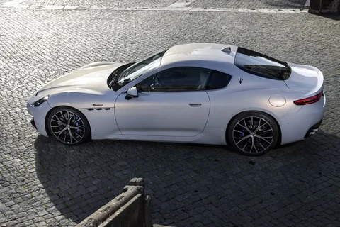 Maserati GranTurismo Modena 2023 view 3