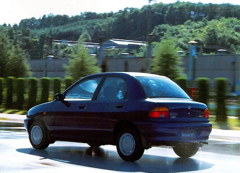 Mazda 121 1.3i GLX 1991 view 3