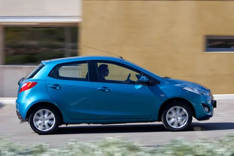 Mazda 2 1.3 TS 2010 view 11