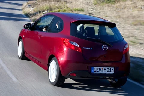 Mazda 2 1.3 TS 2010 view 3