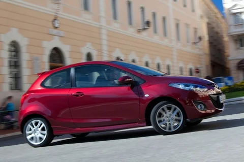 Mazda 2 1.3 TS 2010 view 12