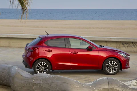 Mazda 2 SkyActiv-D 105 Skylease+ 2016 view 2