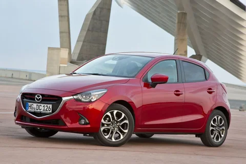 Mazda 2 SkyActiv-D 105 Skylease+ 2016 view 3