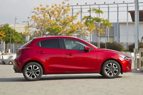 Mazda 2 SkyActiv-D 105 Skylease+ 2016 view 5