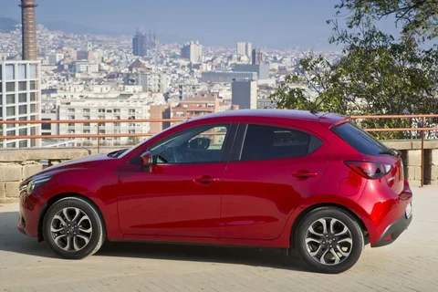 Mazda 2 SkyActiv-D 105 Skylease+ 2016 view 11
