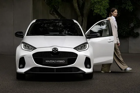 Mazda 2 Hybrid Centre-Line 2023 view 2