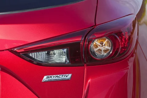 Mazda 3 SkyActiv-G 2.0 120 TS 2013 view 10