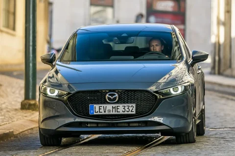 Mazda 3 SkyActiv-X 2.0 180 2019 view 4