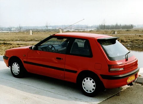 Mazda 323 1.3i GLX 1991 view 4