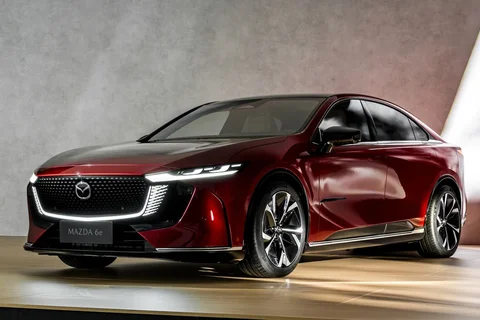 Mazda 6e 245hp 80 kWh Takumi Plus 2025 view 3
