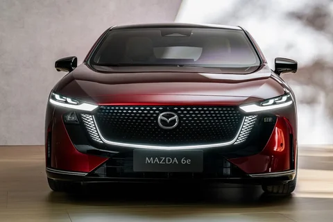 Mazda 6e 245hp 80 kWh Takumi Plus 2025 view 5