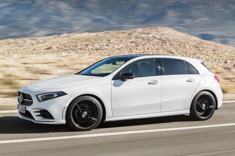 Mercedes-Benz Třída A A 250 e 2019 view 3