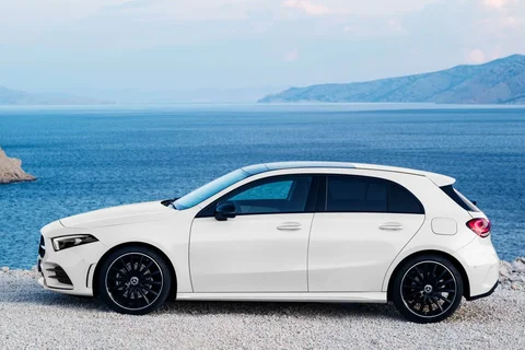 Mercedes-Benz Třída A A 250 e 2019 view 4