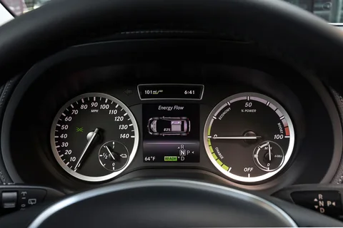 Mercedes-Benz B-Klasse B 250 e 2015 view 3