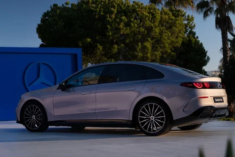 Mercedes-Benz Clase C C 400 4MATIC Electric Launch Edition 2026 sedán vista 8