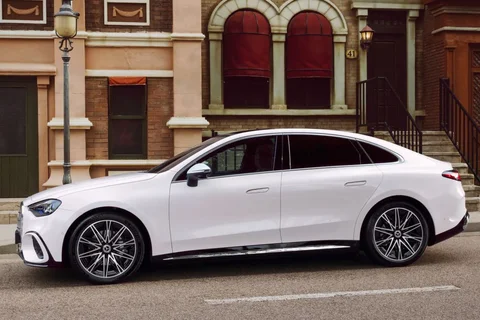 Mercedes-Benz Clase C C 400 4MATIC Electric Launch Edition 2026 sedán vista 3