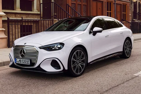 Mercedes-Benz Clase C C 400 4MATIC Electric Launch Edition 2026 sedán vista 4