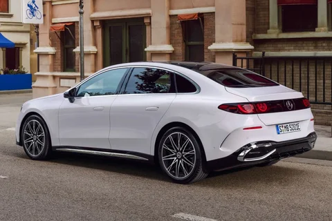Mercedes-Benz Clase C C 400 4MATIC Electric Launch Edition 2026 sedán vista 5