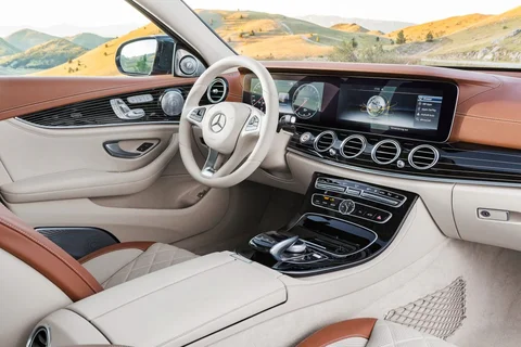 Mercedes-Benz Třída E E 300 e 2019 view 2