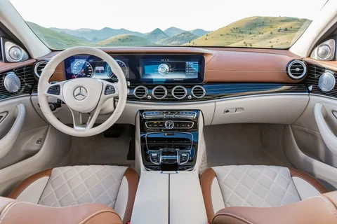 Mercedes-Benz Třída E E 300 e 2019 view 3
