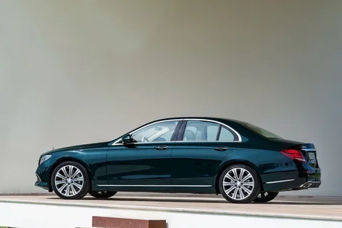 Mercedes-Benz Třída E E 300 e 2019 view 4