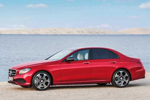 Mercedes-Benz Třída E E 300 e 2019 view 8