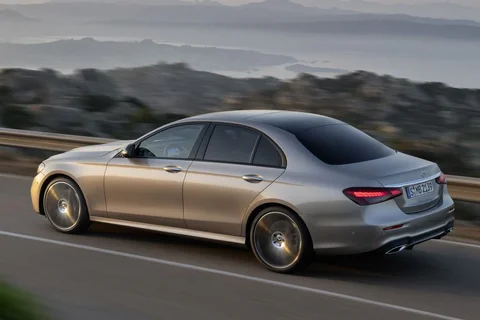 Mercedes-Benz Třída E E 300 e 2020 view 2