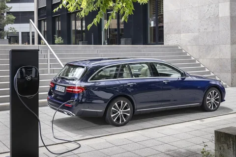 Mercedes-Benz Třída E E 300 e Estate 2020 view 3