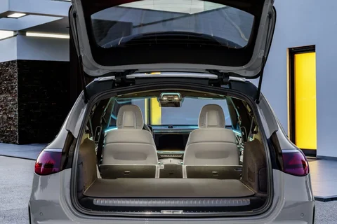 Mercedes-Benz Třída E E 300 e Business Solution Estate 2026 view 11