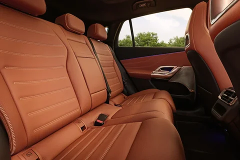 Mercedes-Benz GLC 400 4MATIC Launch Edition 2025 view 8