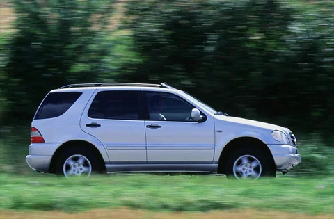 Mercedes-Benz Třída M ML 320 1998 view 2