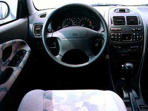 Mitsubishi Carisma 1996 front view