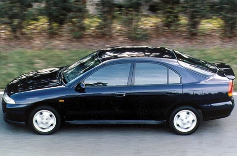 Mitsubishi Carisma 1.6i 1995 view 2