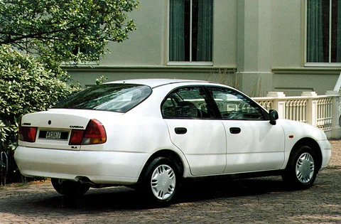Mitsubishi Carisma 1.6i 1995 view 3