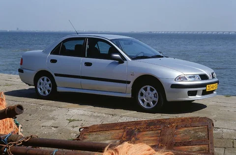 Mitsubishi Carisma 1.6 Base 2003 view 2