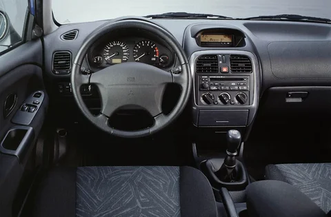 Mitsubishi Carisma 1.6 Classic 2001 view 2