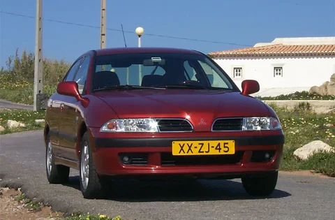 Mitsubishi Carisma 1.6 Classic 2001 view 3