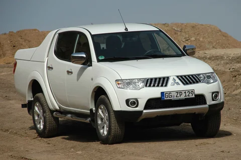 Mitsubishi L200 2012 front view